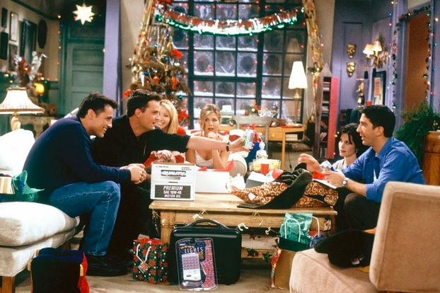 Cette année pour Noël, soyez plus inspiré que Chandler et Joey [Photo : ©Warner Bros]