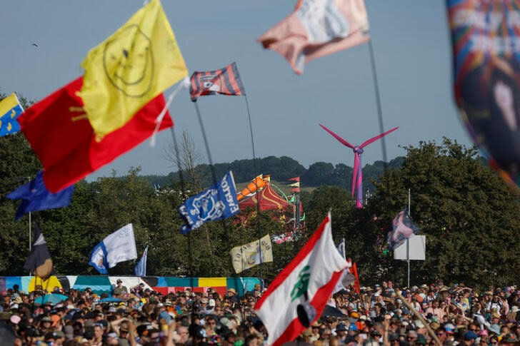 FOTO DE ARCHIVO. Una vista de una turbina eólica temporal que suministra energía a los puestos del mercado en el sitio del Festival de Glastonbury en Somerset, Inglaterra