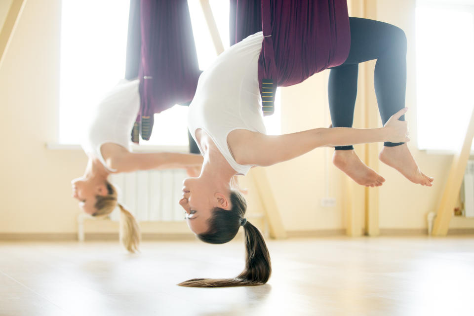 Eine Form des Yogas ist das Aerial Yoga. Dabei wird ein Tuch integriert. (Bild: Getty Images)