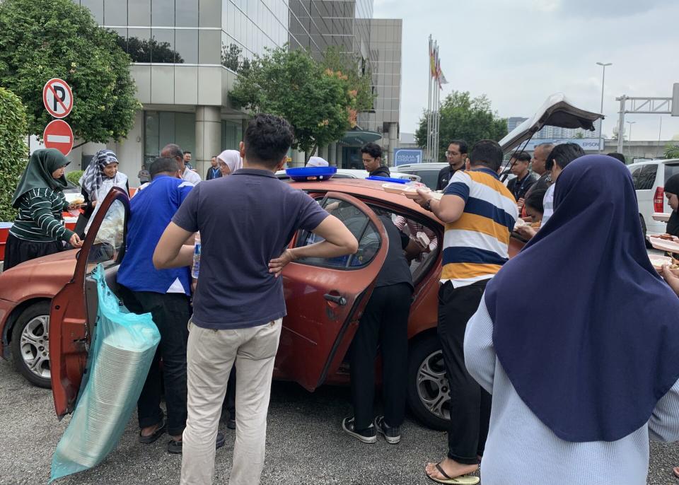 Wak Nasi Campur - Customers surrounding the car