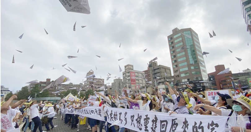 逾千名航空城迫遷戶到桃園市政府前抗議，除此之外，近來也有民眾反對桃園捷運綠線工程大批拆遷民宅。（圖／報系資料照）