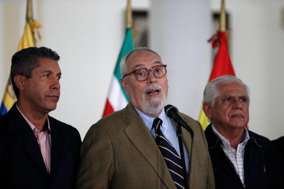 Ramon Guillermo Aveledo, executive secretary for the opposition Democratic Unity alliance, center, Lara's state Governor Henry Falcon, left, and opposition Congressman Omar Barbosa give a news conference after meeting with President Nicolas Maduro at the Foreign Ministry in Caracas, Venezuela, Tuesday, April 8, 2014. "It's an exploratory meeting in which we came to see, at the invitation of the South American foreign ministers, whether the conditions for dialogue exist," Aveledo said. (AP Photo/Fernando Llano)