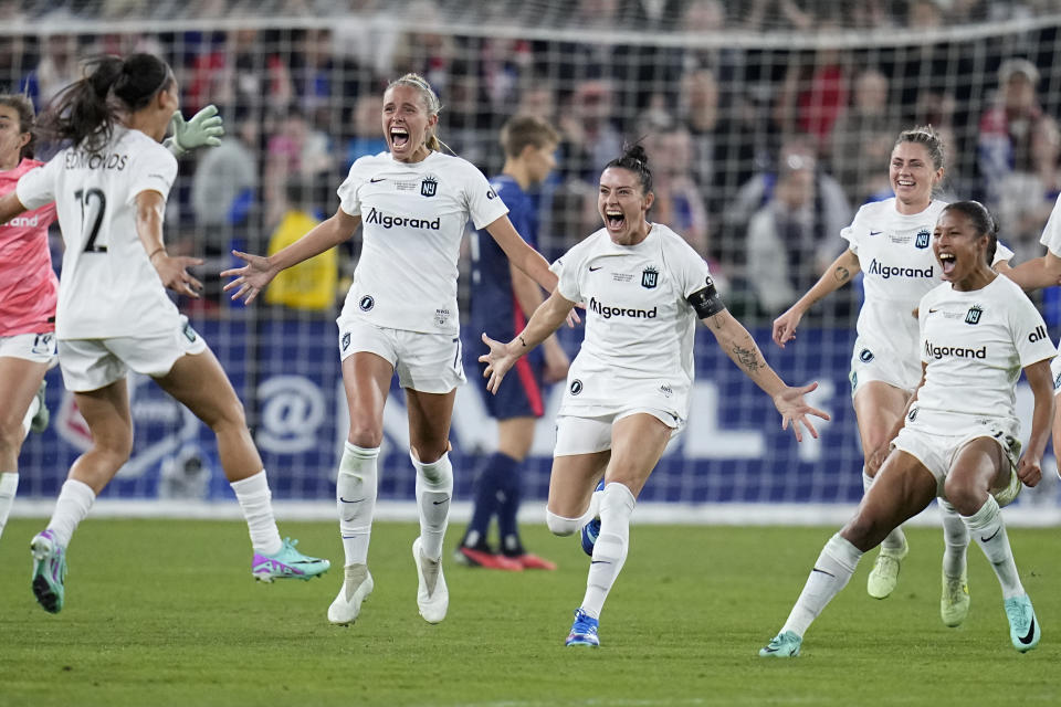 NJ/NY Gotham defender Ali Krieger, third from right, celebrates with teammates after NJ/NY Gotham defeated OL Reign 2-1 in the NWSL Championship soccer game, Saturday, Nov. 11, 2023, in San Diego. (AP Photo/Gregory Bull)