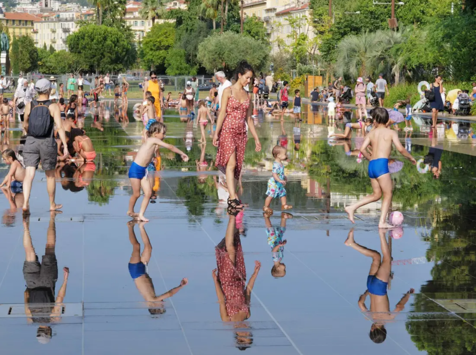 Mit Wasser eure Füße abzukühlen, ist besonders effektiv. - Copyright: Serge Haouzi/Xinhua via Getty Images