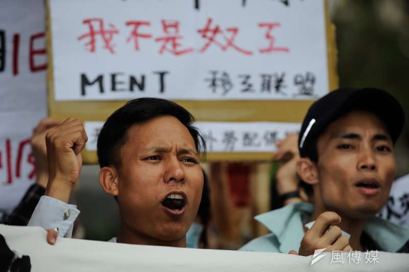 台灣國際勞工協會在立法院正門舉辦「移工剝皮記者會」，在場移工呼喊著口號-甘岱民攝