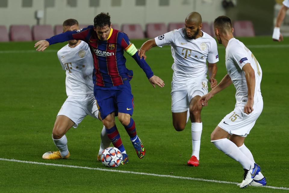 El delantero argentino del Barcelona Lionel Messi domina el balón en medio de tres jugadores del Ferencvaros de Hungría en un partido de la Liga de Campeones, el martes 20 de octubre de 2020, en Barcelona. (AP Foto/Joan Monfort)