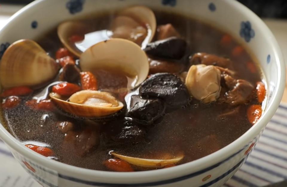 提升免疫力 蘿潔塔的廚房教你煮一碗美味的黑蒜蛤蜊雞湯