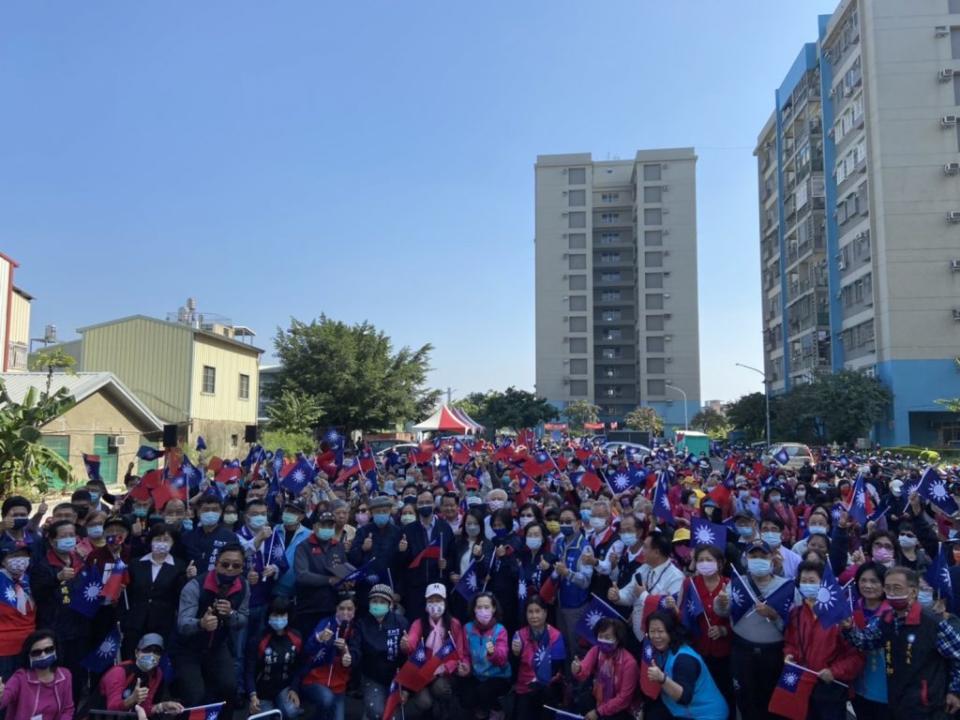 國民黨台南市黨部24日在永康區精忠新城舉辦127週年黨慶，現場湧入大批群眾，熱情揮舞著美麗的小國旗。（記者張淑娟／攝）