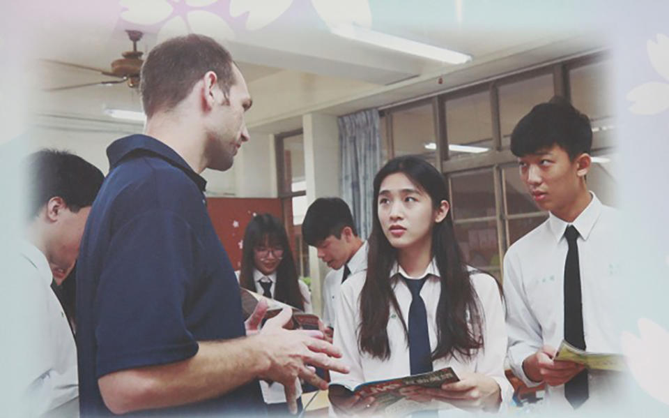 外師於課堂上帶領學生進行英語互動。