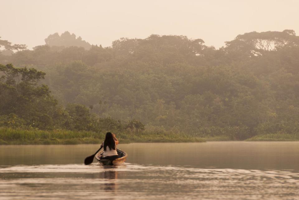 Mujer navega por un rio