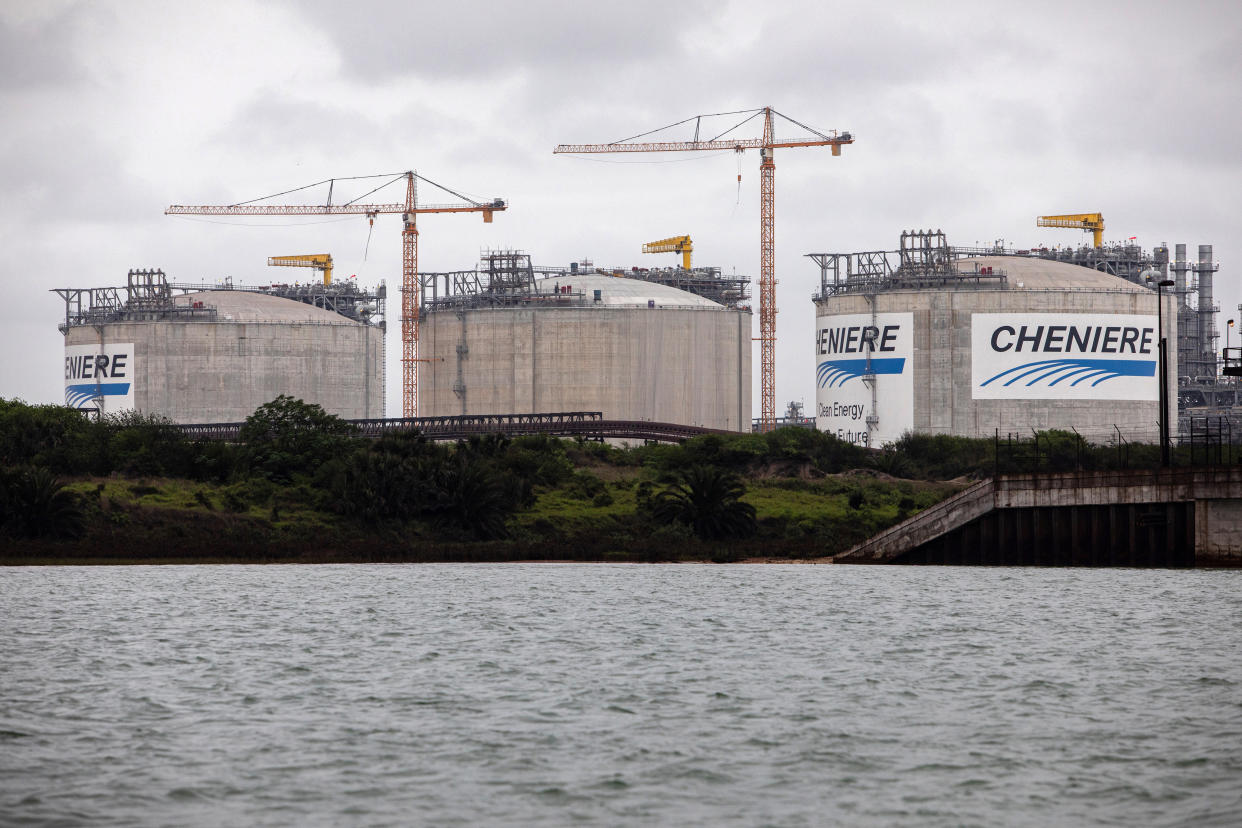 Tanques aislados de almacenamiento de gas natural licuado en la planta de GNL de Cheniere Energy cerca de Corpus Christi, Texas, el 16 de abril de 2020. (Tamir Kalifa/The New York Times)