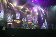 Los Bukis, la banda grupera mexicana encabezada por Marco Antonio Solís, durante su concierto en el Estadio Azteca en la Ciudad de México el 3 de diciembre de 2022. (Foto AP/Marco Ugarte)