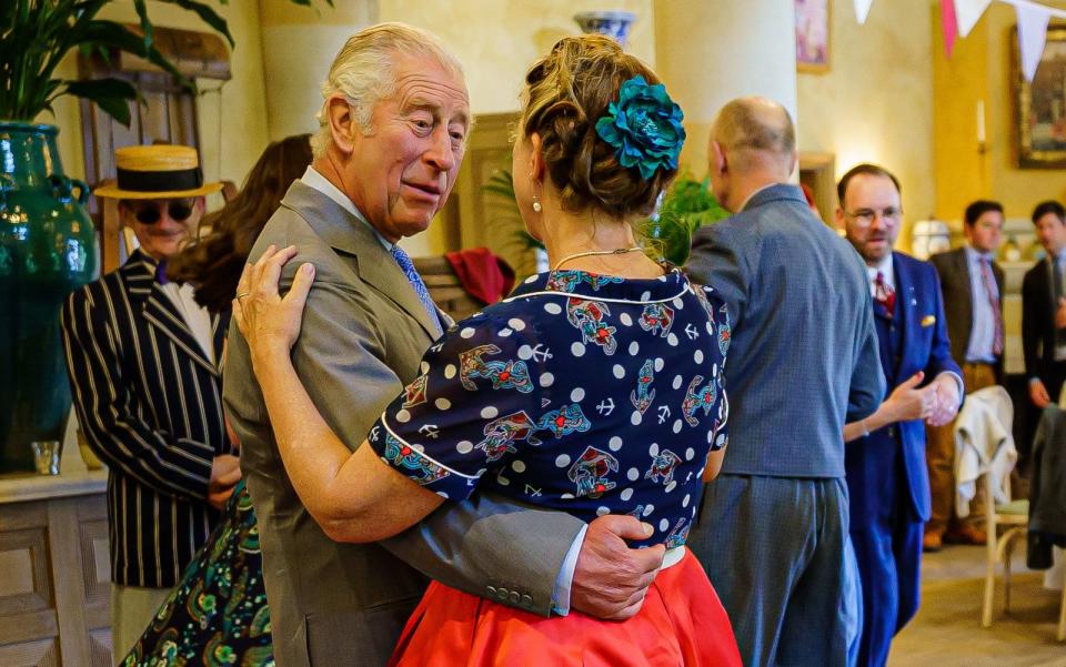 Mit einem Tänzchen stimmte sich Prinz Charles auf das 70. Thronjubiläum seiner Mutter Queen Elizabeth II. ein. (Bild: Ben Birchall - WPA Pool / Getty Images)