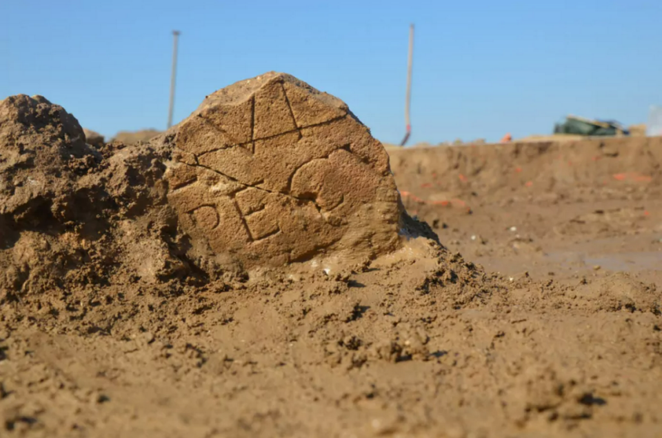 Una de las piedras del altar parcialmente excavadas en el complejo del santuario.