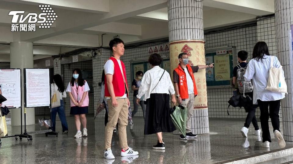 不少家長冒雨陪小孩到考場。（圖／呂欣芷攝）