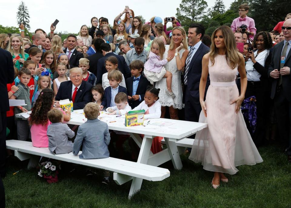 <p>US-Präsident Donald Trump und die First Lady nehmen am offiziellen Eierkullern auf dem Rasen des Weißen Hauses in Washington teil. (Bild: Joshua Roberts/Reuters) </p>