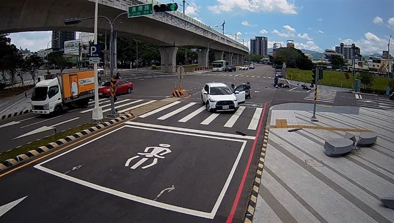 4名機車騎士連人帶車被撞倒，休旅車倒車轉了快2圈才停住，駕駛下車時，雨刷還在啟動。(圖／翻攝畫面)