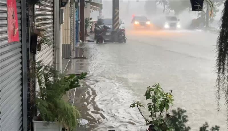 每逢大雨必淹，附近居民苦不堪言。(圖／翻攝畫面)