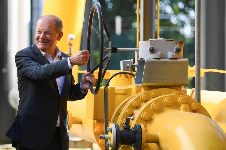 Dreht er dem billigen Kirchenstrom den Hahn zu? Bundeskanzler Scholz war jüngst zu Besuch bei den Stadtwerken Potsdam. (Bild: REUTERS/Annegret Hilse)