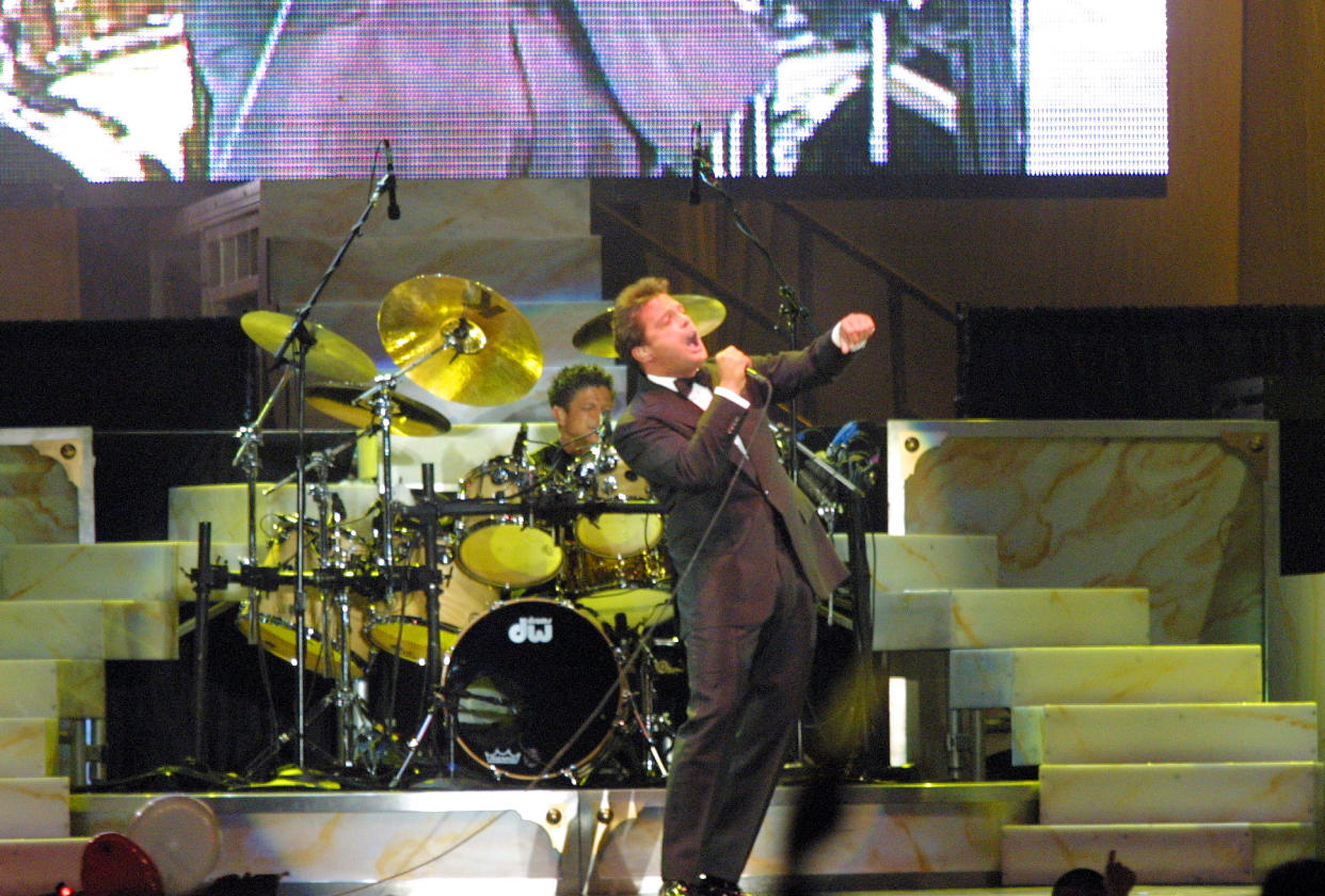 Luis Miguel en concierto el 2 de marzo del 2002.  AFP PHOTO/Alfredo ESTRELLA (Photo credit should read ALFREDO ESTRELLA/AFP via Getty Images)