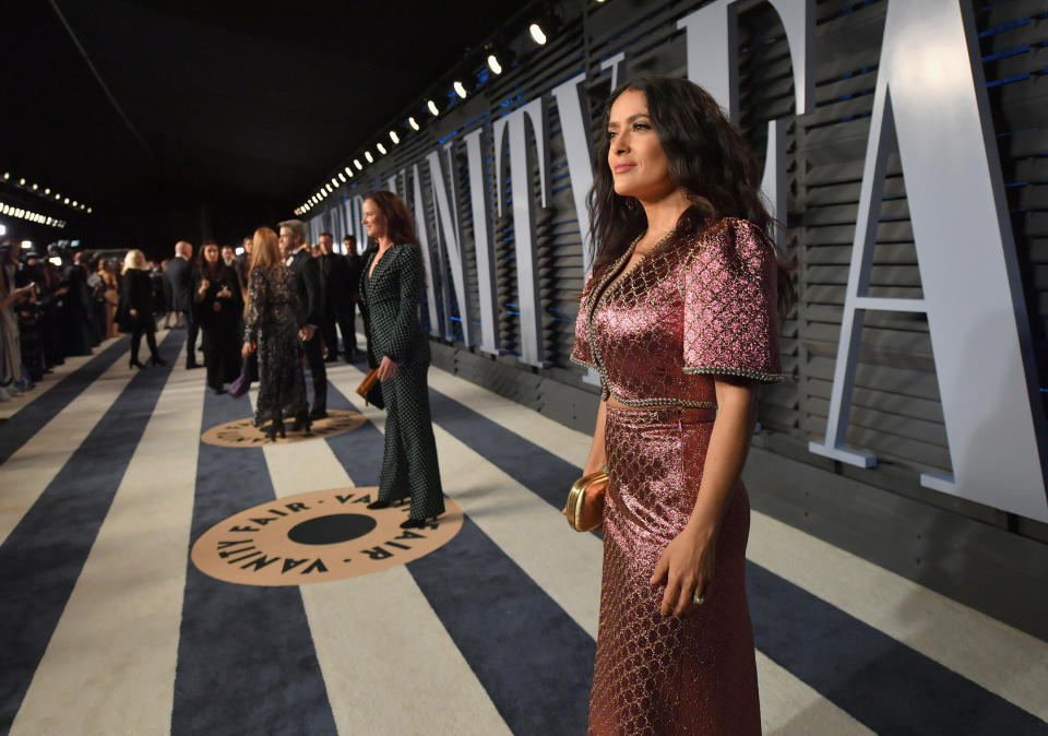 <p>Salma Hayek fue muy criticada por este look que llevó a la fiesta que ofreció la revista Vanity Fair luego de los Premios Oscar. Con este atuendo de falda y chaquetón brillantes, muchos aprovecharon para hacer burlas y algunos hasta compararon su atuendo con la bata de un pugilista/Getty Images </p>