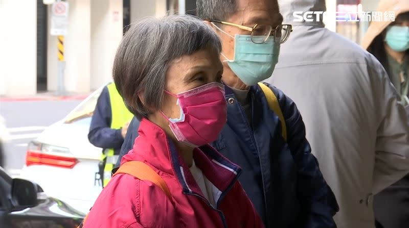 「防疫保單」再掀話題，台產位在台北車站附近的服務處，八點不到人潮排了數百公尺遠，頭香夫婦一早6點就來排隊。（圖／讀者提供）