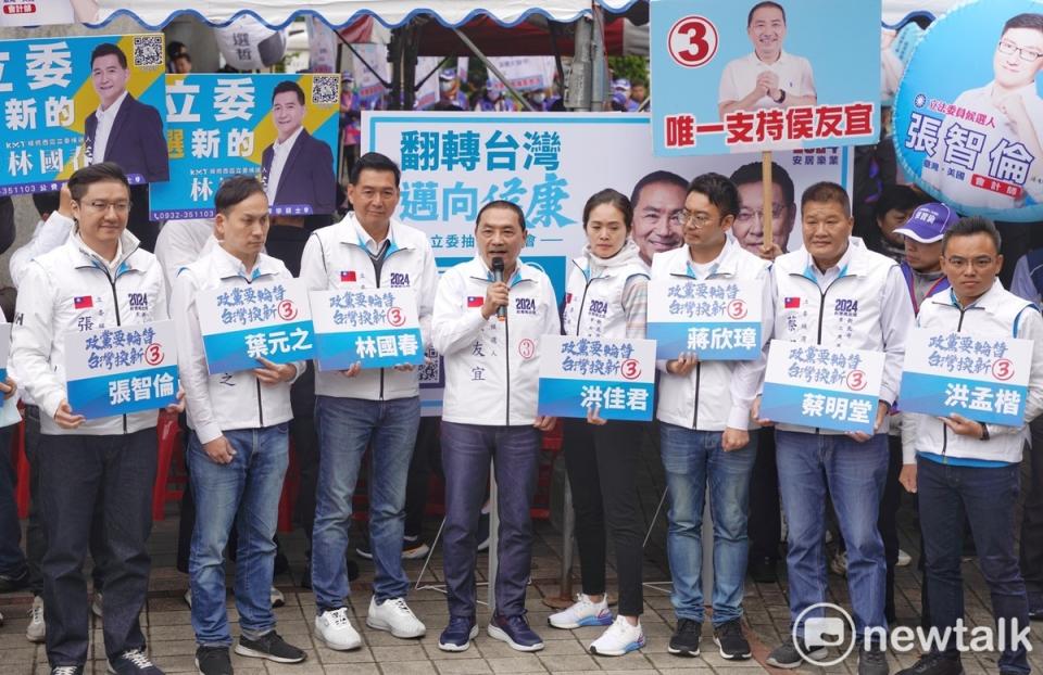 國民黨總統候選人侯友宜陪同國民黨籍新北市立委候選人號次抽籤。   圖：張良一/攝