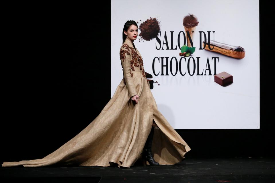 <p>Der Designer dieses Abendkleids mit Schleppe hat sich von Sackleinen inspirieren lassen, in dem Kakaobohnen ausgeliefert werden. Als Verzierung genügen ihm daher auch rohe Bohnen am Oberteil des Statement-Outfits. (Bild: Reuters) </p>