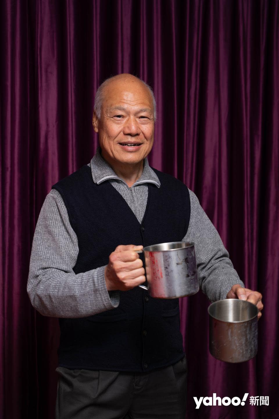 Waiter Shum Hing-hay (Daai Sam), aged 74, joined the Group 8 years and says that performing in plays has made him more confident and cheerful, joking that he “has got the acting bug”.