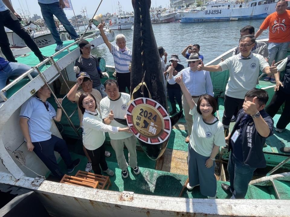 今年屏東第一鮪為黑鮪魚季開出紅盤。   圖：東港區漁會/提供