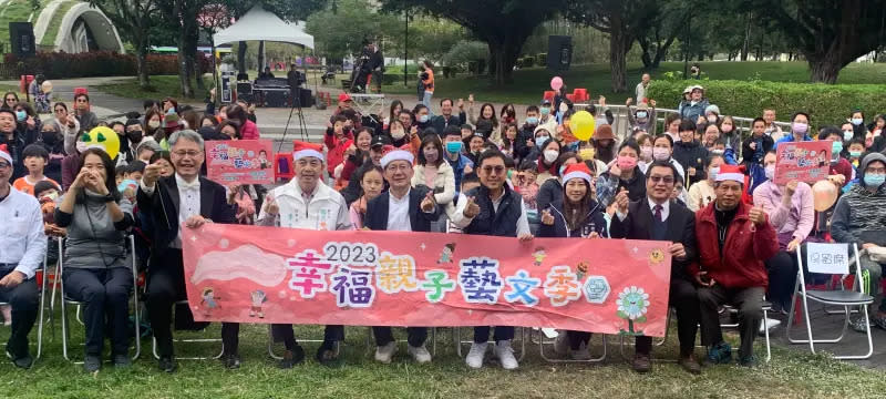 ▲耶誕節前夕，立委張廖萬堅邀臺灣管樂團連續第3年演出，陪市民聽音樂過耶誕。（圖／服務處提供）