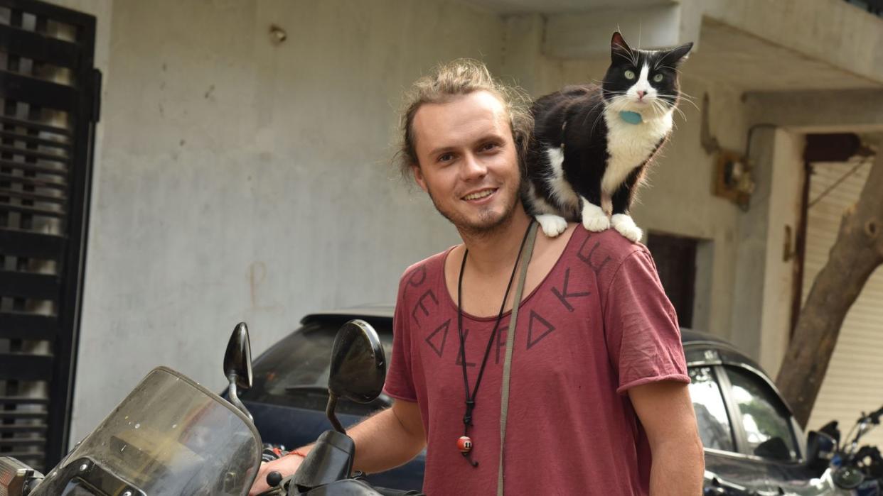 Weltenbummler Martin Klauka mit seiner Katze Mogli in Indien.