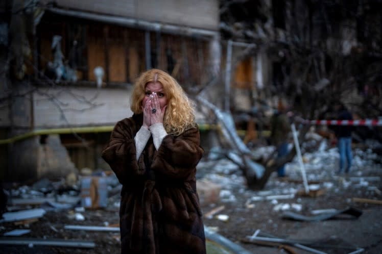 烏克蘭民眾在戰火之下面臨流離失所的困境。（圖／AP NEWSROOM）
