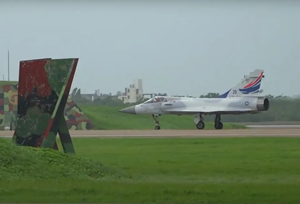 &#x007a7a;&#x008ecd;&#x006a5f;&#x00865f;2017&#x0055ae;&#x005ea7;&#x005e7b;&#x008c61;2000&#x006230;&#x006a5f;&#x005728;2017&#x005e74;6&#x006708;2&#x0065e5;&#x005e7b;&#x008c61;&#x006230;&#x006a5f;&#x0063a5;&#x006a5f;20&#x009031;&#x005e74;&#x00300c;&#x005f69;&#x007e6a;&#x006a5f;&#x007279;&#x006280;&#x008868;&#x006f14;&#x00300d;&#x00ff0c;&#x008fd4;&#x00822a;&#x008457;&#x009678;&#x0056de;&#x006a5f;&#x005821;&#x00756b;&#x009762;&#x003002;&#x00ff08;&#x00622a;&#x005716;&#x009752;&#x005e74;&#x0065e5;&#x005831;&#x005f71;&#x0097f3;&#x00756b;&#x009762;&#x00ff09;