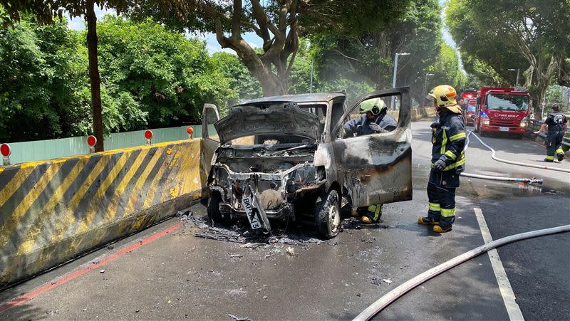 火燒車意外嚇壞駕駛，所幸無人傷亡。（圖／警方提供）