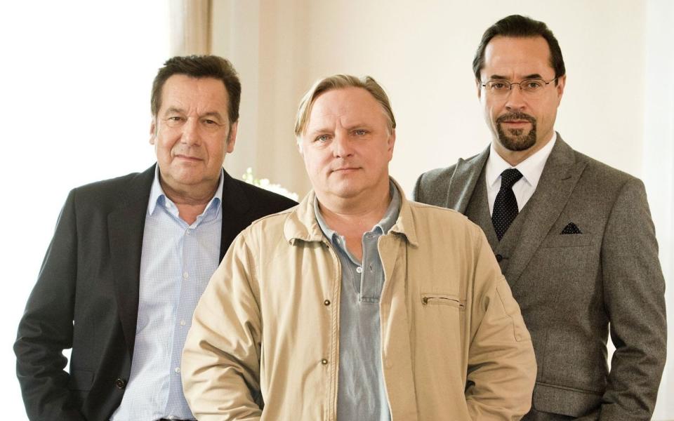 Seit seiner Krankheit 2010 ist Roland Kaiser präsenter denn je: Er spielte 2013 an der Seite von Axel Prahl (Mitte) und Jan Josef Liefers (rechts) einen Schlagersänger im Münster-"Tatort" ... (Bild: WDR / Martin Menke)