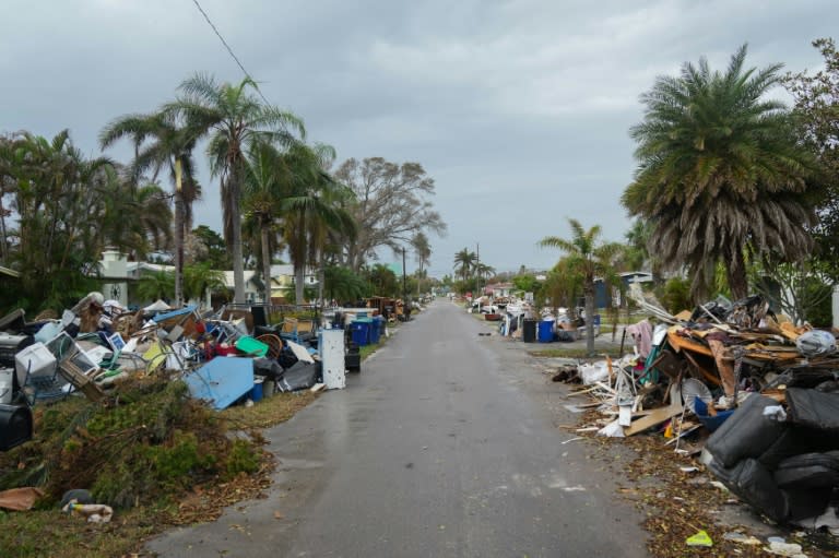 Una calle de la zona de Redington Beach, en la localidad de St. Petersburg (Florida), repleta de escombros a causa del reciente paso del huracán Helene, el 8 de octubre de 2024 al sureste de EEUU (Bryan R. Smith)