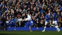 Britain Soccer Football - Everton v Burnley - Premier League - Goodison Park - 15/4/17 Everton's Phil Jagielka celebrates scoring their first goal Action Images via Reuters / Jason Cairnduff Livepic