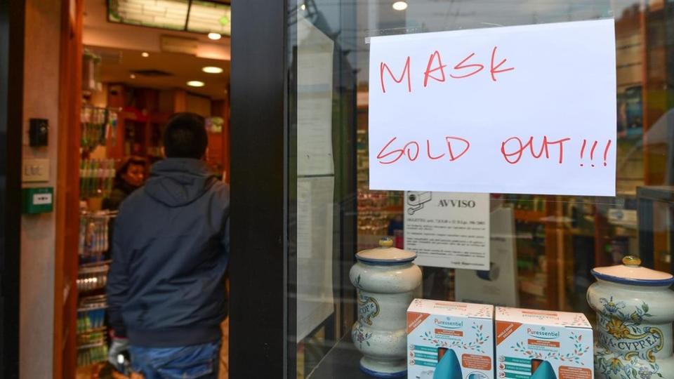 Letrero en una tienda que dice "Mascarillas agotadas". Una de las desventajas de las compras por pánico es que agota el suministro de bienes que necesitan los profesionales médicos, como las mascarillas. Foto: Getty Images. 