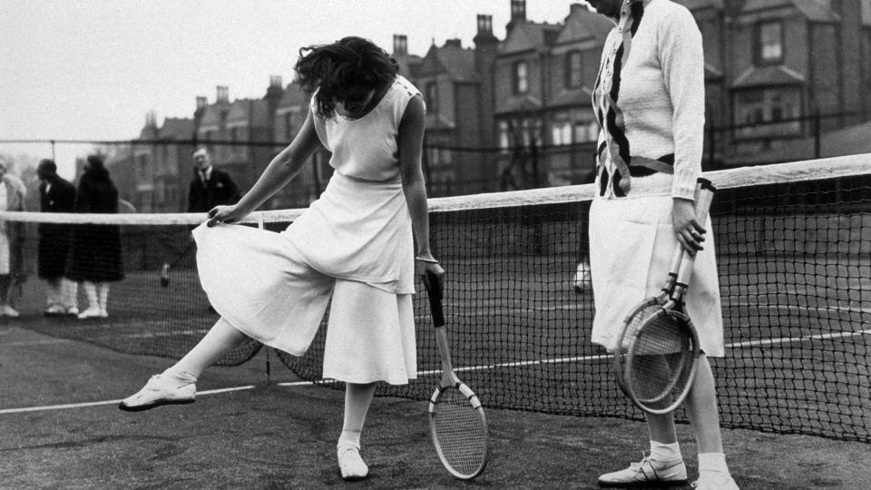 Spanish tennis player Lili de Alvarez shows off her Schiaparelli skort in 1931. - Fox Photos/Hulton Archive/Getty Images