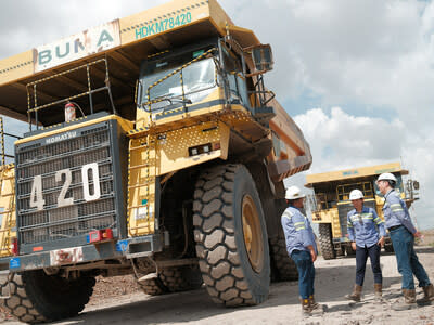 Employees of PT Bukit Makmur Mandiri Utama (BUMA) at one of the mining sites in Kalimantan. PT Delta Dunia Makmur Tbk. (“Delta Dunia Group” or IDX: DOID), BUMA's parent company, announces the successful non-brokered private placement of USD 4 million with AIM-listed Asiamet Resources Limited (“Asiamet” or AIM: ARS). This placement increases Delta Dunia Group's shareholding from 24.2% to 34.5%, solidifying its position as Asiamet’s largest shareholder.