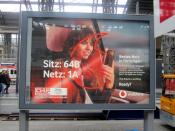 <p>Welche Werbeagentur auch immer für diese Werbung verantwortlich ist – man scheint dort jedenfalls mehr Flug- als Bahnmeilen zu sammeln. Zumindest gibt es in Zügen der Deutschen Bahn keinen Sitzplatz 64B, wie diese Vodafone-Reklame glauben macht. Die Zahlen-Buchstaben-Kombinationen existieren zwar in Flugzeugen, nicht aber in Zügen. (Bild: Twitter/FriedemannWeise) </p>