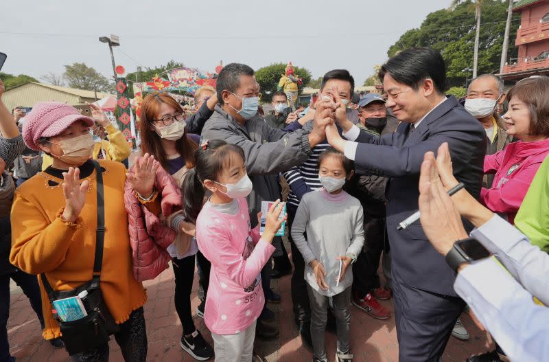 ▲賴清德回到台南鹽水武廟參香，並發放福袋給民眾，受到熱烈歡迎。（圖／總統府提供）