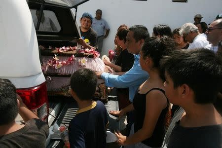Family members and friends follow a hearse carrying the coffin of an earthquake victim in Union Hidalgo, Mexico September 9, 2017. REUTERS/Jorge Luis Plata