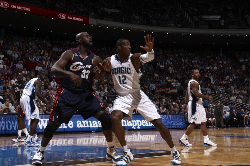 奧蘭多魔術隊史前後期頂級明星中鋒Shaquille O’Neal（圖左）與Dwight Howard。（NBA Photo by Greg Nelson /Sports Illustrated via Getty Images）