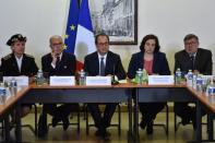 French President Francois Hollande (C), Interior minister Bernard Cazeneuve (2ndL), Pas-de-Calais' prefect Fabienne Buccio (L), French housing minister Emmanuelle Cosse (2nd R) and junior minister for Transport, Maritime Economy and Fishery Alain Vidalies (R) attend a meeting at the Sub-Prefecture of Calais as part of his visit to the northern French port which is home to the "Jungle" migrant camp, September 26, 2016. REUTERS/Philippe Huguen/Pool