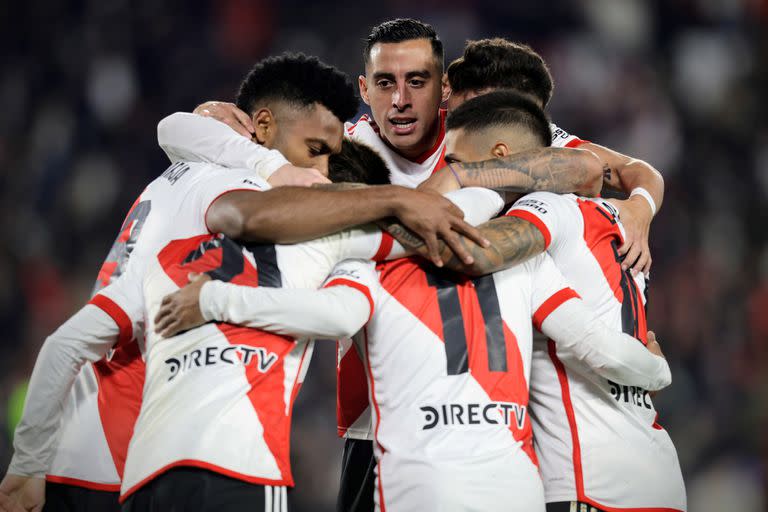 El abrazo colectivo de los jugadores de River en el festejo del gol