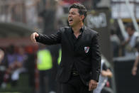 El técnico Marcelo Gallardo de River Plate de Argentina da instrucciones durante en la final de la Copa Libertadores ante Flamengo de Brasil, el sábado 23 de noviembre de 2019, en Lima. (AP Foto/Fernando Vergara)