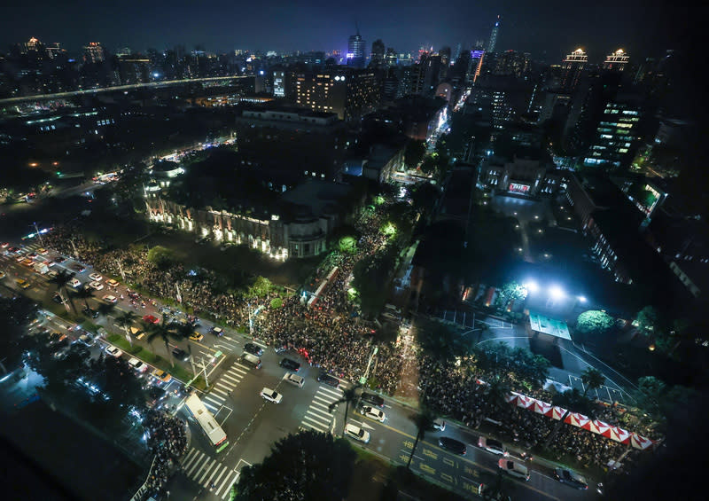 國會職權修法審查牛步，立法院會24日將再度挑燈夜戰，場外關注人潮入夜後也持續增加，青島東路、中山南路上隨處皆是到場響應民眾。（中央社）