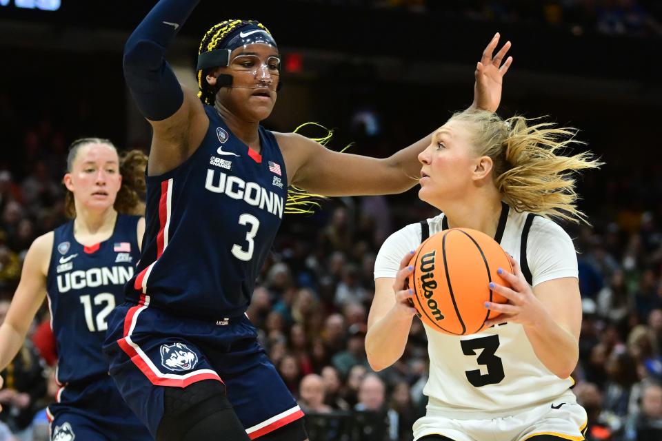 Aaliyah Edwards guards Sydney Affolter during their Final Four matchup.